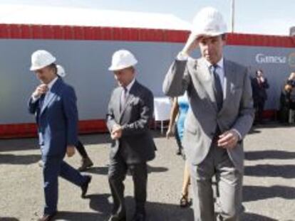 El ministro de Industria, Energ&iacute;a y Turismo, Jos&eacute; Manuel Soria (d); el presidente del Gobierno de Canarias, Paulino Rivero (c); y el presidente de Gamesa, Ignacio Mart&iacute;n (i); durante la inauguraci&oacute;n en el puerto de Arinaga (Las Palmas de Gran Canaria), del primer aerogenerador offshore instalado en Espa&ntilde;a. 