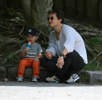 Comiendo un helado con pap en el parque.