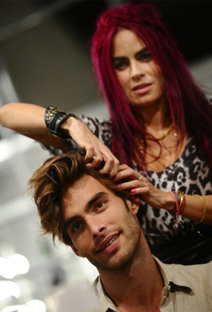 Beatriz Matallán peina al modelo español Jon Kortajarena.