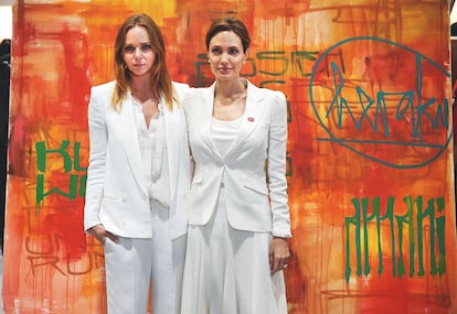 La diseñadora junto a la actriz Angelina Jolie, contra la violencia sexual en zonas de conflicto (2014).