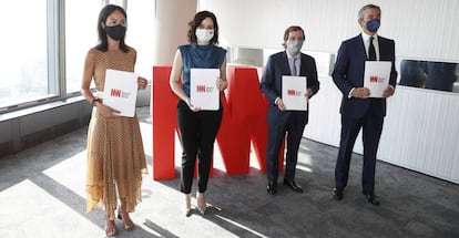 Desde la izquierda, Isabel Pardo de Vera, presidenta de Adif; Isabel Díaz Ayuso, presidenta de la Comunidad de Madrid; José Luis Martínez Almeida, alcalde de Madrid, y Álvaro Aresti, presidente de DCN, este martes en la firma del convenio de Madrid Nuevo Norte.