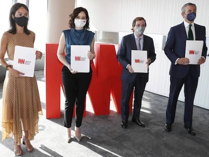 Desde la izquierda, Isabel Pardo de Vera, presidenta de Adif; Isabel Díaz Ayuso, presidenta de la Comunidad de Madrid; José Luis Martínez Almeida, alcalde de Madrid, y Álvaro Aresti, presidente de DCN, este martes en la firma del convenio de Madrid Nuevo Norte.