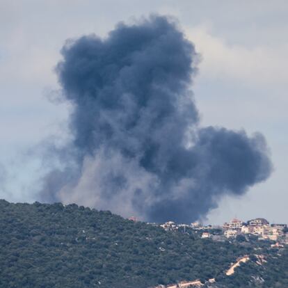 Smoke rises from Jabal al-Rihan, following Israeli strikes in response to cross-border rocket fire, as seen from Marjayoun, in southern Lebanon, March 22, 2025. REUTERS/Karamallah Daher