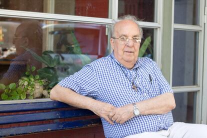 El sacerdote francés Gerard Ouisse llegó a Santiago de Chile en 1986 en plena dictadura militar. Hace ya catorce años que fue trasladado a la parroquia de San Cayetano en La Legua. 
Desde hace un tiempo es reacio a conceder entrevistas a medios nacionales ya que dice que la prensa tiene mucha responsabilidad en la situación porque a lo largo de la historia ha despreciado a La Legua, destacando siempre lo negativo antes que las noticias positivas del barrio.