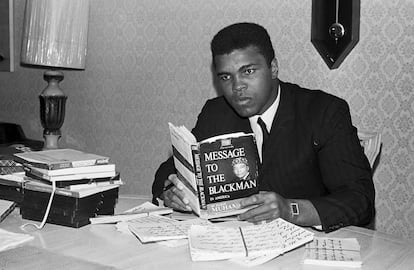 El ex campeón de boxeo de peso pesado Muhammad Ali, sentado en su casa de Chicago y leyendo un libro en 1968.