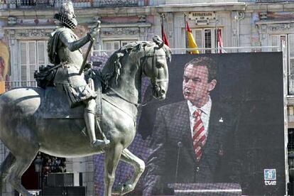 Una pantalla gigante ha sido instalada en la madrile?a Plaza Mayor para que los ciudadanos pudieran seguir en directo las intervenciones, entre otros, de Jos Luis Rodrguez Zapatero, Alberto Ruiz-Gallardn y la reina Sofa en la presentacin de la candidatura de Madrid para los Juegos Olmpicos de 2012 en Singapur.