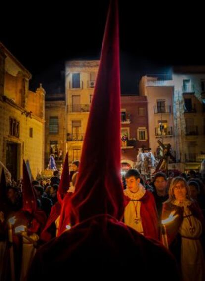 Nazarenos en la plaza del Rey de Tarragona, la noche del Viernes Santo.