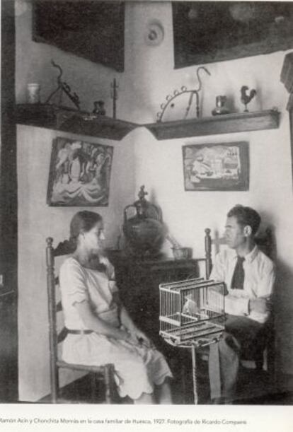 Ram&oacute;n Ac&iacute;n y Conchita Monr&aacute;s en su casa familiar de Huesca, en 1927.