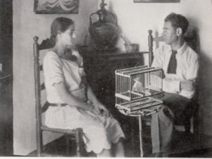 Ram&oacute;n Ac&iacute;n y Conchita Monr&aacute;s en su casa familiar de Huesca, en 1927.