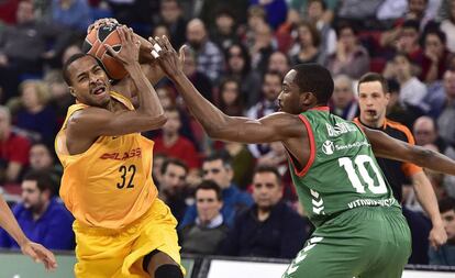 Renfroe lucha por el bal&oacute;n con Beaubois.