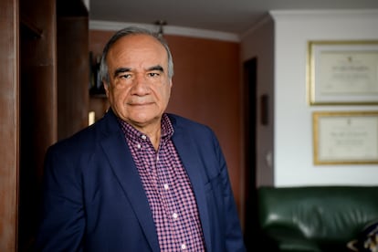 El abogado Hector Alfonso Carvajal, una tarde en su oficina. Bogotá, Colombia - Marzo 01, 2023