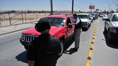 Elementos de la policía realizan un retén en Chihuahua, en una imagen de archivo