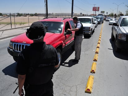 Elementos de la policía realizan un retén en Chihuahua, en una imagen de archivo