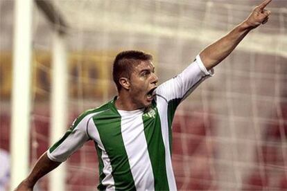 Joaquín canta un gol con el Betis.