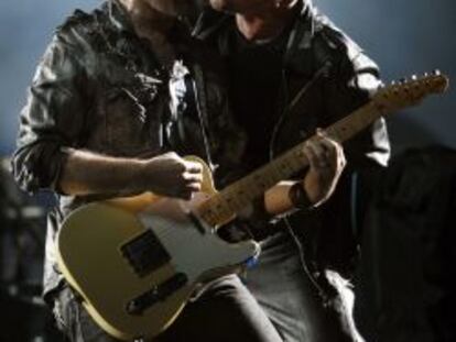 Bono (derecha), con The Edge tocando una Fender Telecaster. 
