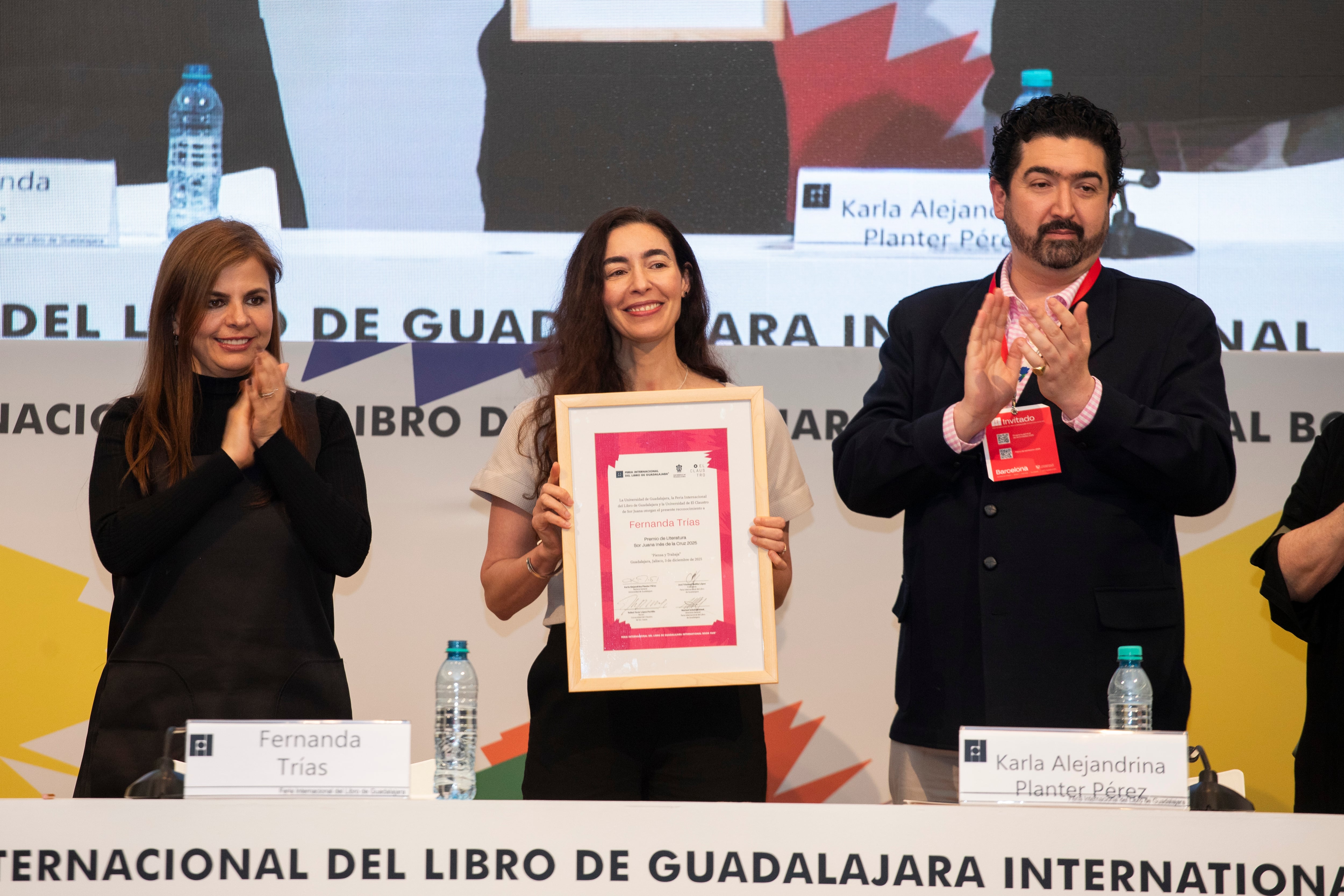 Fernanda Trías recibe el premio Sor Juana Inés de la Cruz, en Guadalajara, este miércoles.