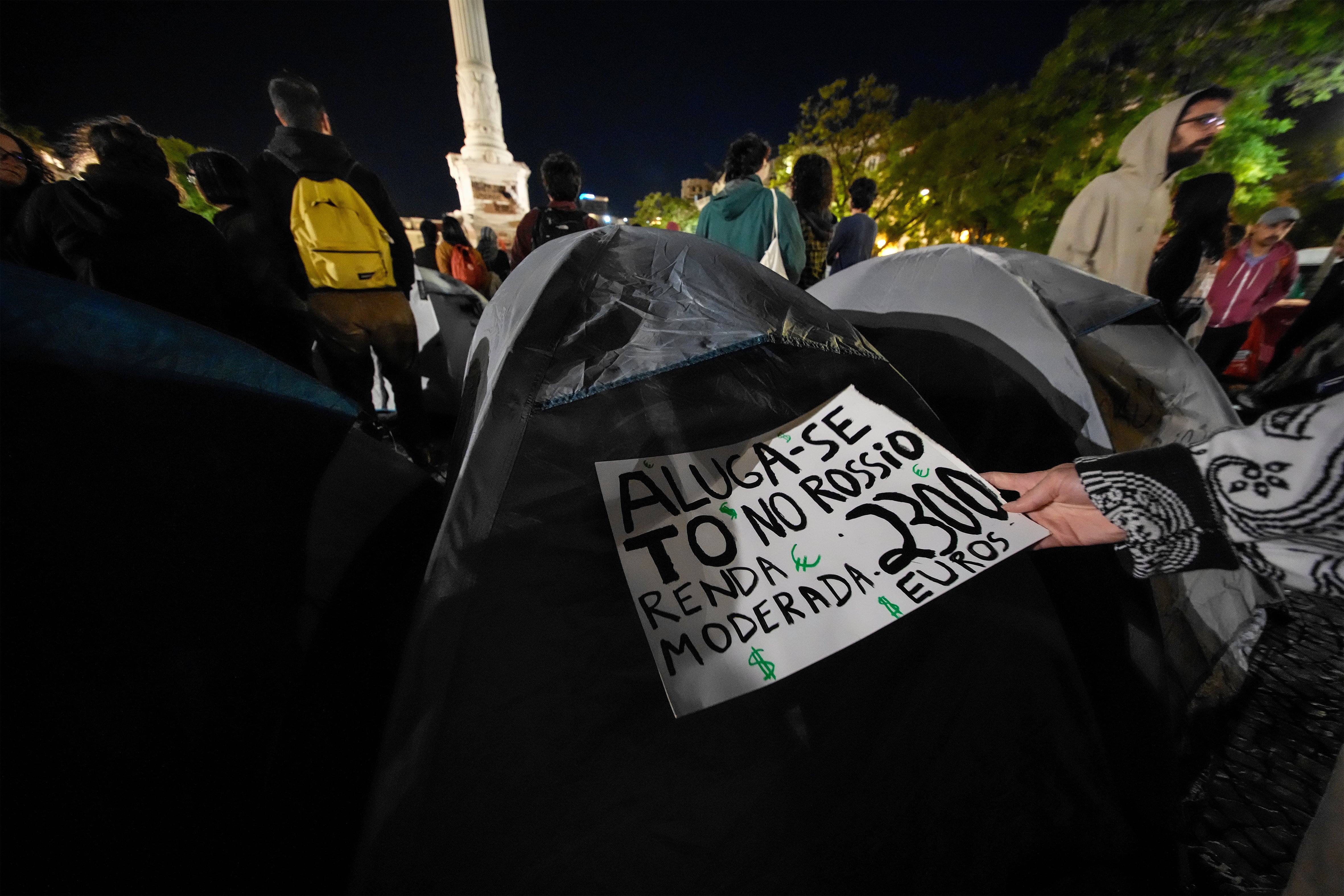 Una de los carteles de la acampada de Lisboa, el lunes. 