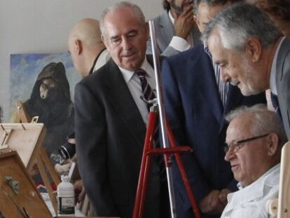 Jos&eacute; Antonio Gri&ntilde;&aacute;n, durante una visita a un centro de mayores el jueves.