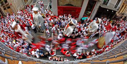 Desfile de Gigantes y Cabezudos en el festival de San Fermín.