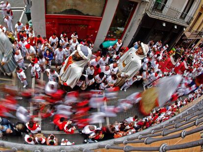 Desfile de Gigantes y Cabezudos en el festival de San Fermín.