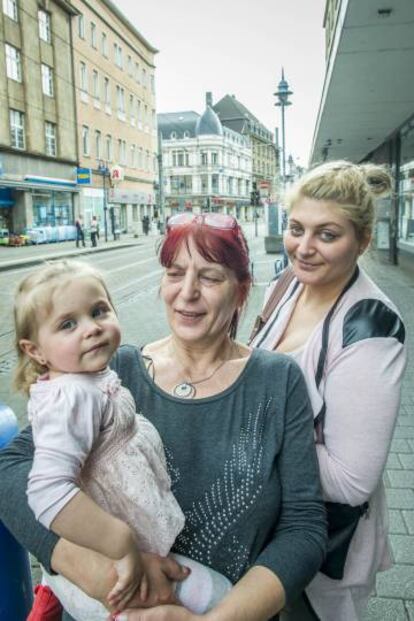 Dagmar Keiper, con su hija y con su nieta en uan calle de Marxloh, al norte de Duisburgo en el Estado federado de Renania del Norte-Westfalia.