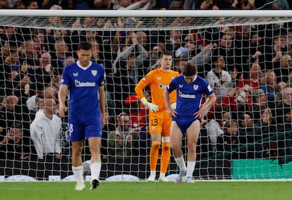 Los jugadores del Athletic después del tercer gol del Manchester United este jueves.
