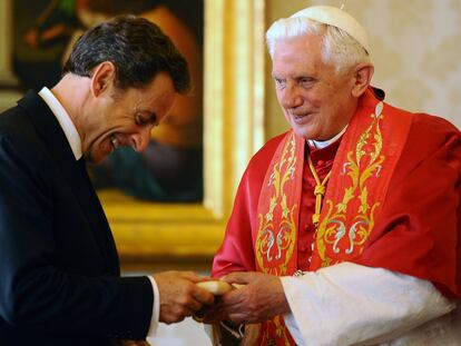 El papa Benedicto XVI regala un rosario a Nicolas Sarkozy.