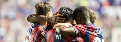 Celebración del Levante tras el empate logrado por Ivi frente al Deportivo.