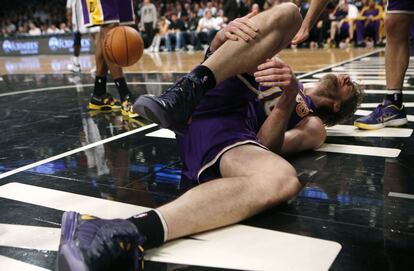 El jugador de los Lakers se lamenta en el suelo tras el golpe que ha sufrido al chocar con Brook Lopez. Tras la lesión, Gasol reaparecería a finales de marzo y se perdería unos 20 partidos.