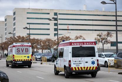 Dos ambulancias en dirección a las Urgencias del Hospital La Fe de València.