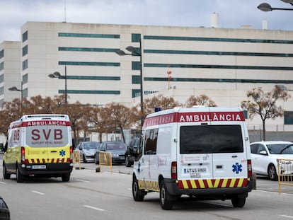 Dos ambulancias en dirección a las Urgencias del Hospital La Fe de València.
