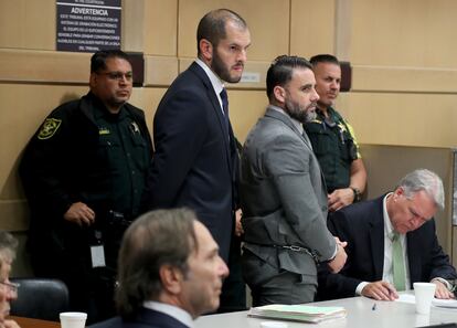 Pablo Ibar, esposado, durante una de las sesiones del tercer juicio recogidas en el documental. De pie, a su lado, el abogado Joe Nascimento.