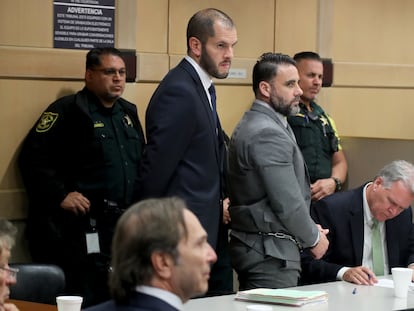 Pablo Ibar, esposado, durante una de las sesiones del tercer juicio recogidas en el documental. De pie, a su lado, el abogado Joe Nascimento.