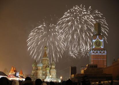 Los fuegos artificiales iluminan la catedral de San Basilio y el edificio del Kremlin en la Plaza Roja de Moscú a la llegada de 2015.