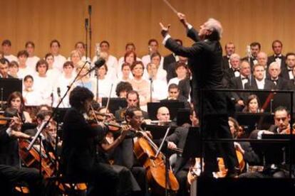 Concierto gratuito ofrecido por el director de orquesta argentino-israelí Daniel Barenboim, en la Plaza Mayor de Madrid.