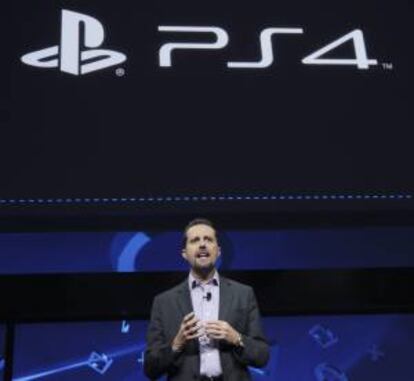 Andrew House, presidente y director ejecutivo del grupo de Sony Computer Entertainment, presenta el PlayStation 4, en Nueva York, EE.UU.