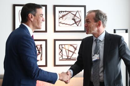 El presidente del Gobierno, Pedro Sánchez, junto al presidente de Asuntos Globales de Google, Kent Walker.