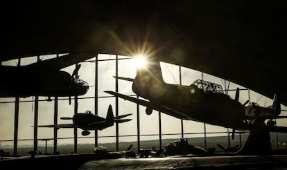 El sol brilla a través de los cristales del Museo Americano del Aire que vuelve a abrir al público este fin de semana después de una reconstrucción importante, en Duxford (Inglaterra).