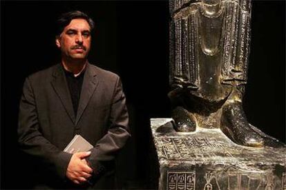 Mohammad-Reza Kargar, director del Museo Nacional de Irán, junto a una estatua de Darío hecha en Egipto.