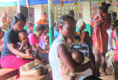 Mujeres y niños esperan a ser atendidos en el área de espera del Hospital distrital de Magburaka, al norte de Sierra Leona