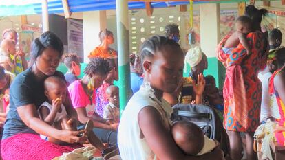 Mujeres y niños esperan a ser atendidos en el área de espera del Hospital distrital de Magburaka, al norte de Sierra Leona.