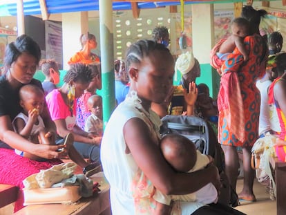 Mujeres y niños esperan a ser atendidos en el área de espera del Hospital distrital de Magburaka, al norte de Sierra Leona