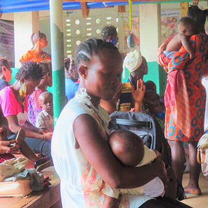 Mujeres y niños esperan a ser atendidos en el área de espera del Hospital distrital de Magburaka, al norte de Sierra Leona