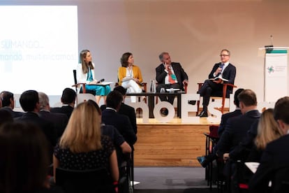 En la foto de izda. a dcha.: Leire Larracoechea San Sebastián, cofundadora y directora ejecutiva de la Fundación Pro Bono España; Isabel Peñalosa, directora de Relaciones Institucionales y Asesoría Jurídica de la Asociación Española de Fundaciones e integrante del Comité Ejecutivo de la Fundación Pro Bono España; Álvaro Gil-Robles, director del Centro de Estudios de Fundación Valsaín, primer comisario de Derechos Humanos del Consejo de Europa y ex Defensor del Pueblo; Todd Crider, socio de Simpson Thacher & Bartlett y cofundador y miembro del Comité Ejecutivo del Cyrus R. Vance Center for International Justice.