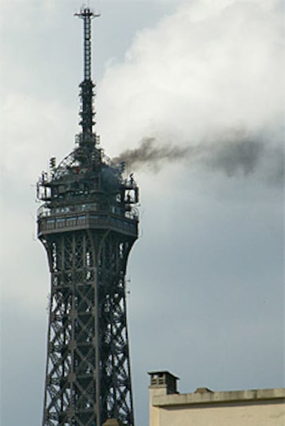 Una columna de humo se eleva sobre la torre Eiffel.