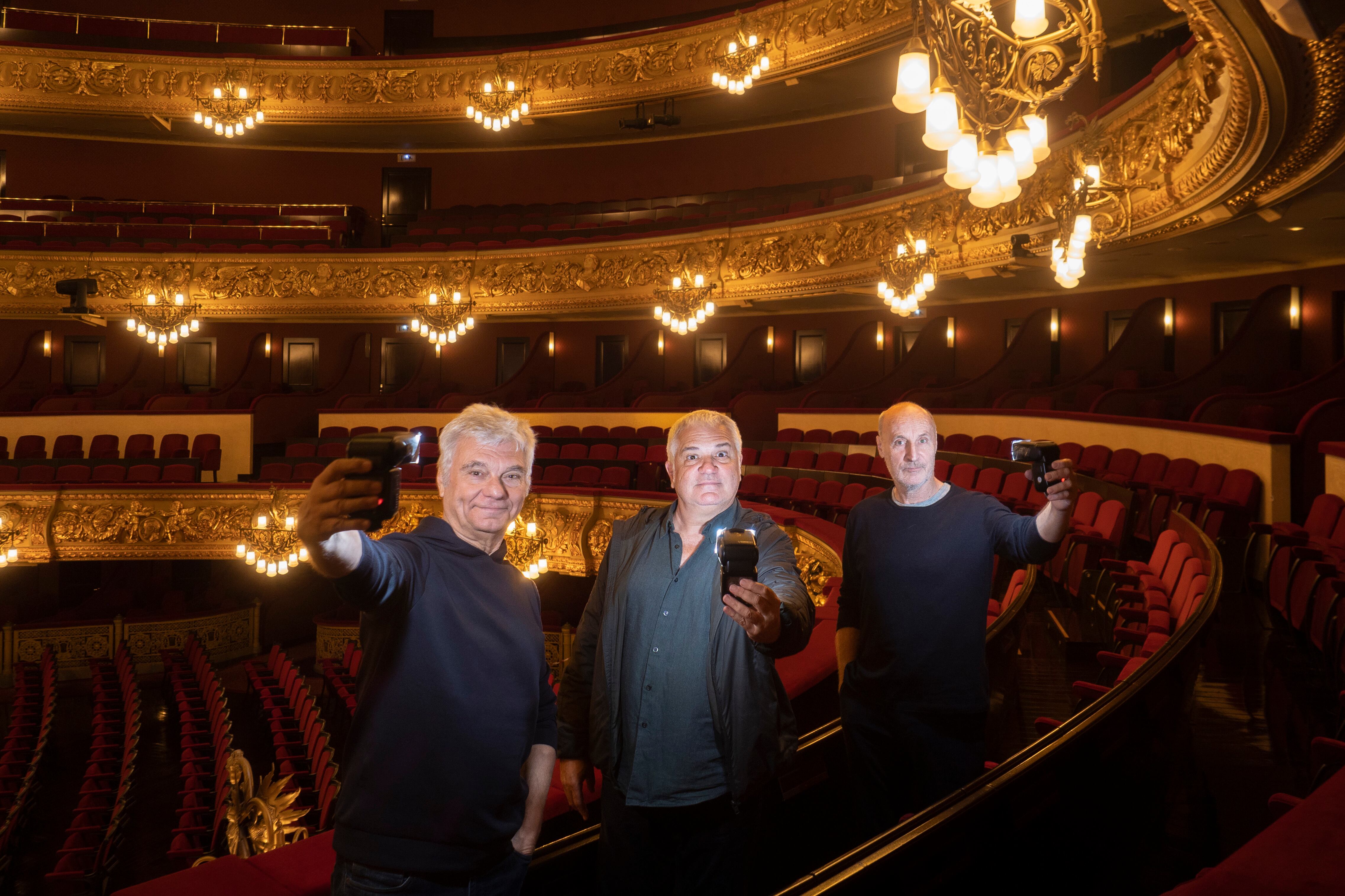 Los miembros de Tricicle, fotografiados en el teatro.