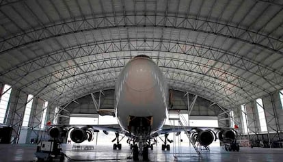 Un avión en un hangar del aeropuerto de Teruel.