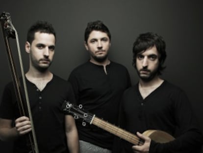 Daniel, Aaron y Pablo, los tres hermanos que integran Forma Antiqva, la formación que inaugura el ciclo 2012 de conciertos de Ziortza