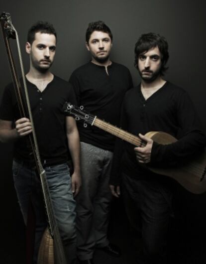 Daniel, Aaron y Pablo, los tres hermanos que integran Forma Antiqva, la formación que inaugura el ciclo 2012 de conciertos de Ziortza