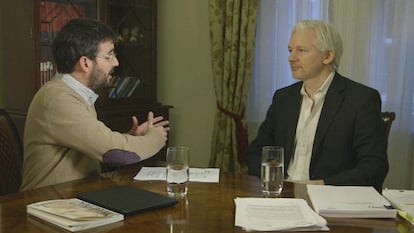 El periodista Jordi &Eacute;vole durante su entrevista con el fundador de Wikileaks, Julian Assange.